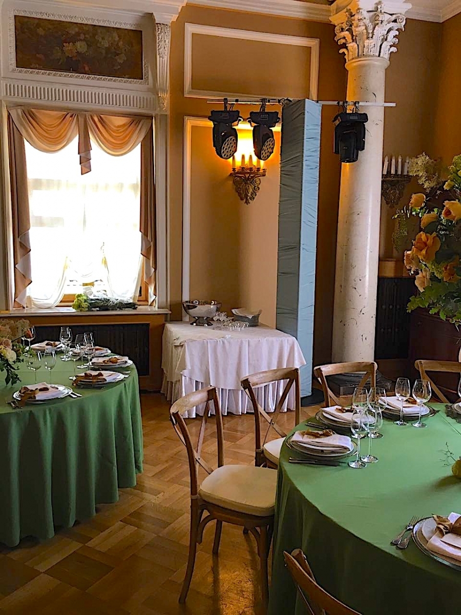 Аренда тотемов высотой 3,5м в серо-зеленых чехлах на свадьбу в пансионате Морозовка.