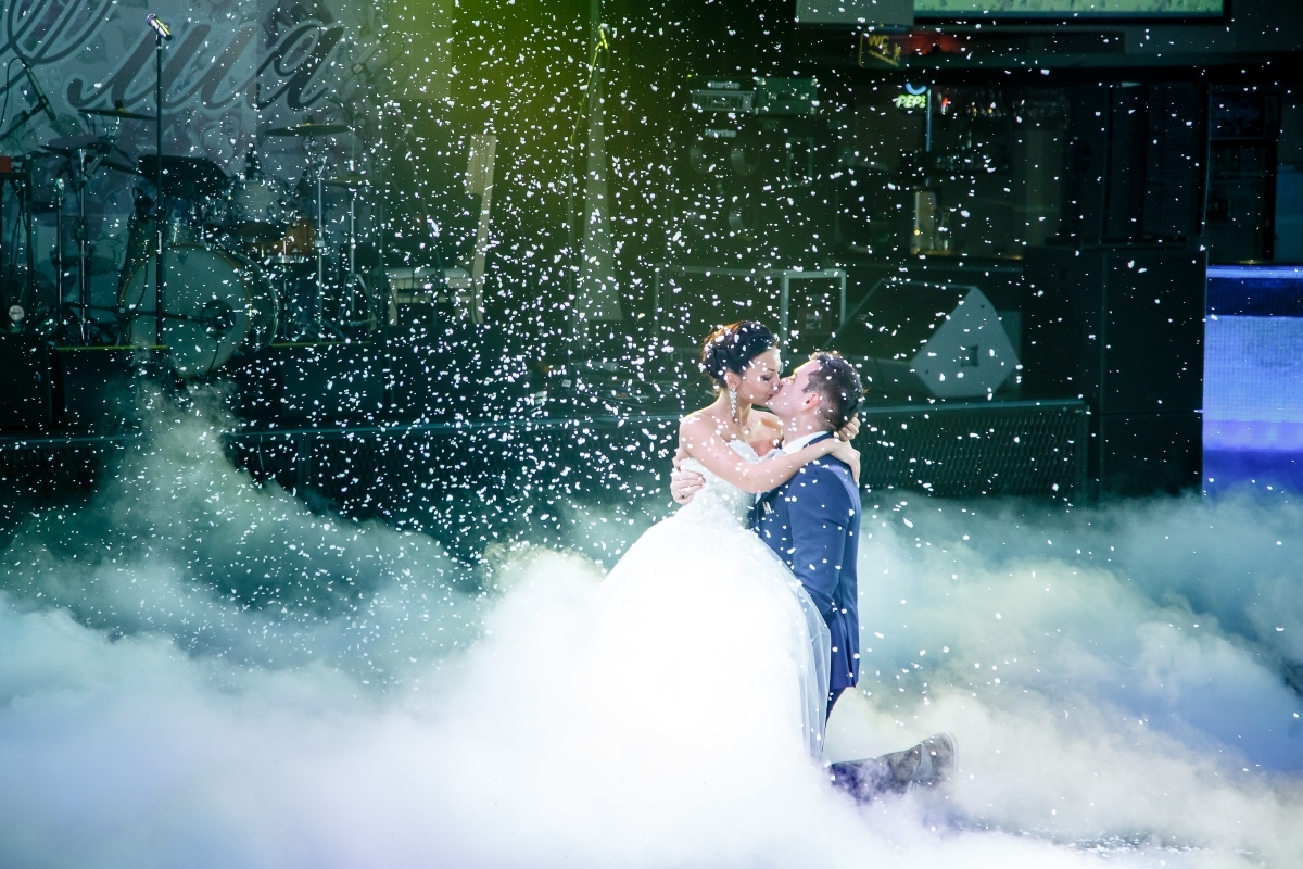 Аренда генератора снега на свадьбу