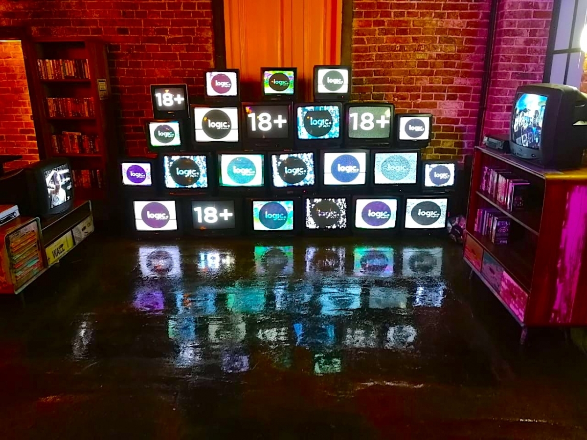 Большая инсталляция из ретро-телевизоров в аренду на мероприятие