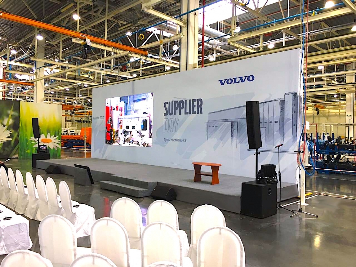 Аренда сцены 12х2м высотой 40см на конференцию на заводе Volvo в г. Калуга.