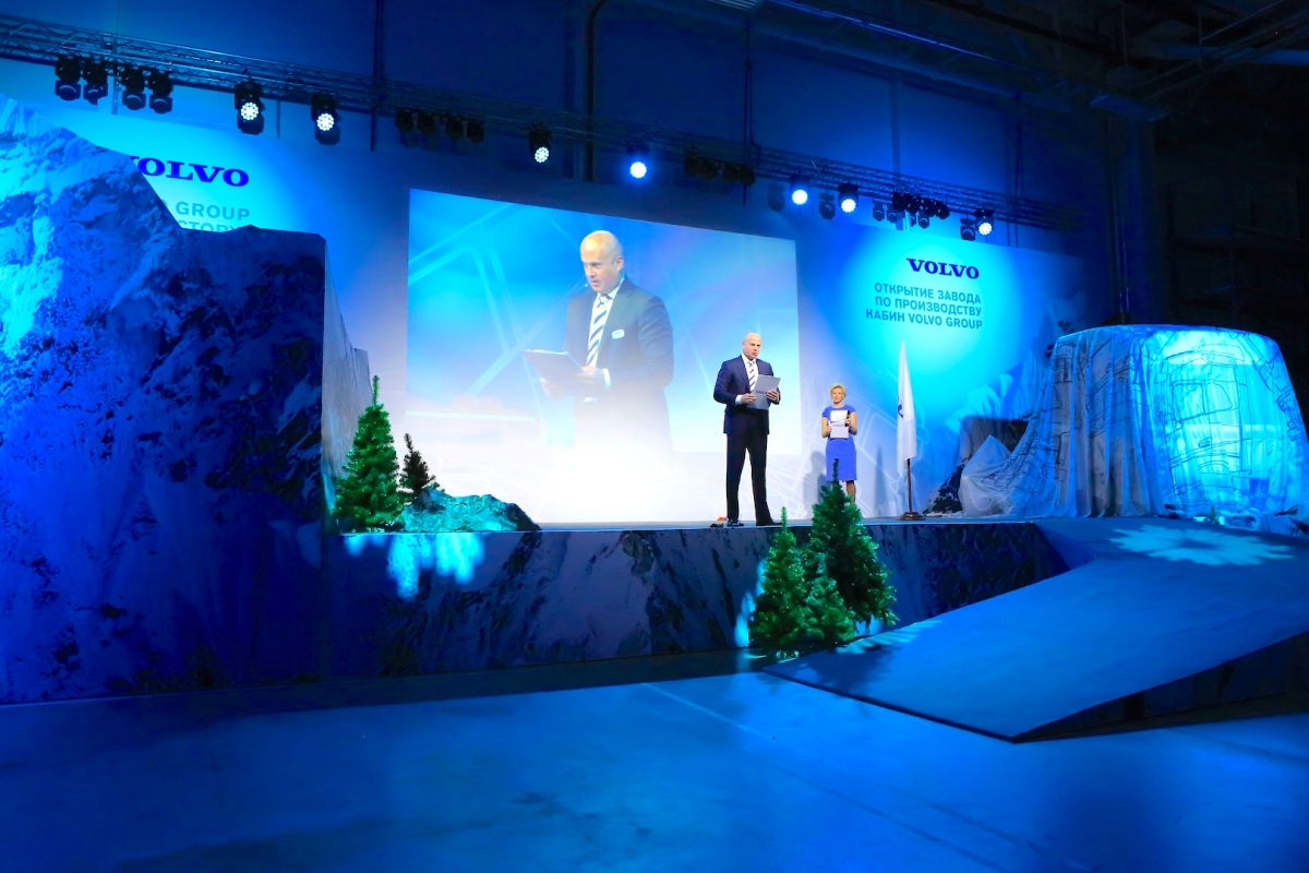 Сцена с пандусом на открытии нового завода кабин Volvo в г. Калуга.