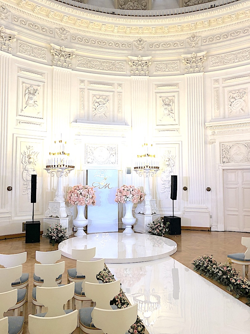Круглый подиум в аренду на свадьбу в Петровском Путевом Дворце