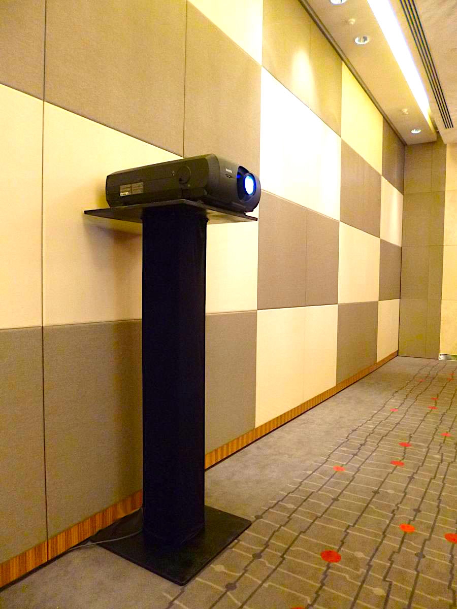Тотем в аренду выстой 2м в черном чехле для установки проектора 10000лм на конференции в Свисс отеле.