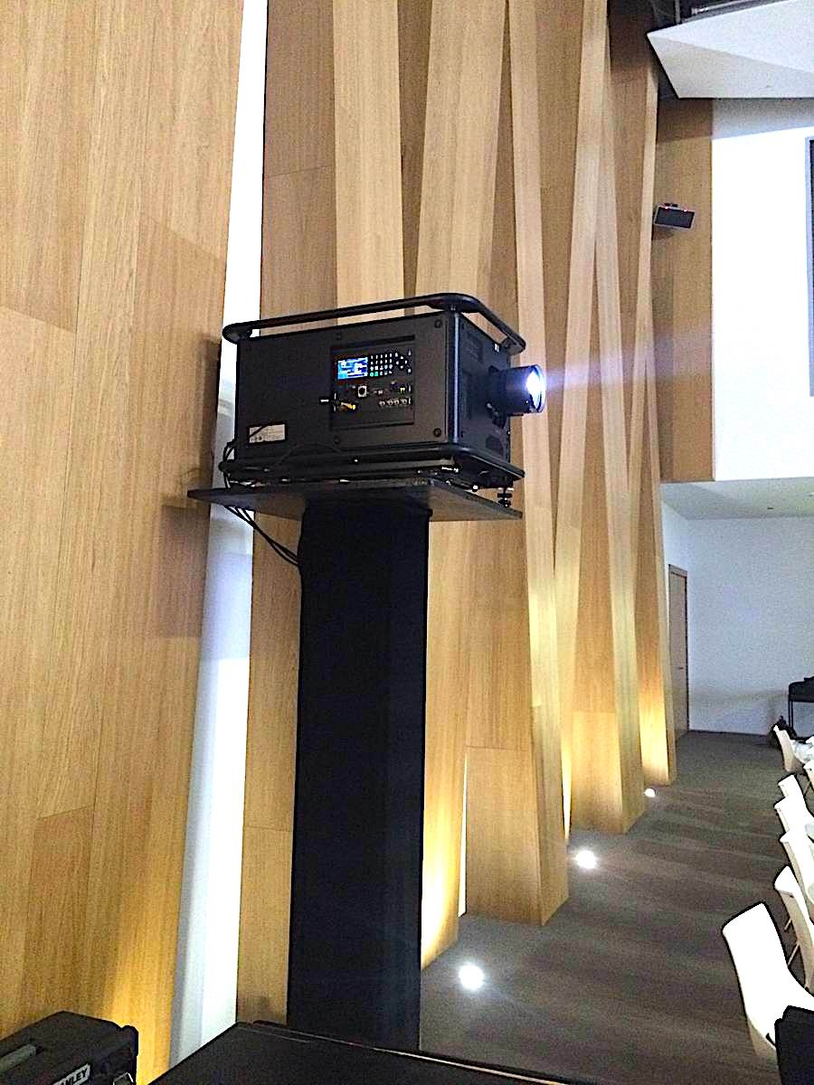 Тотем в аренду выстой 2м в черном чехле для установки проектора 20000лм в конференц-зале "Технополис Москва".